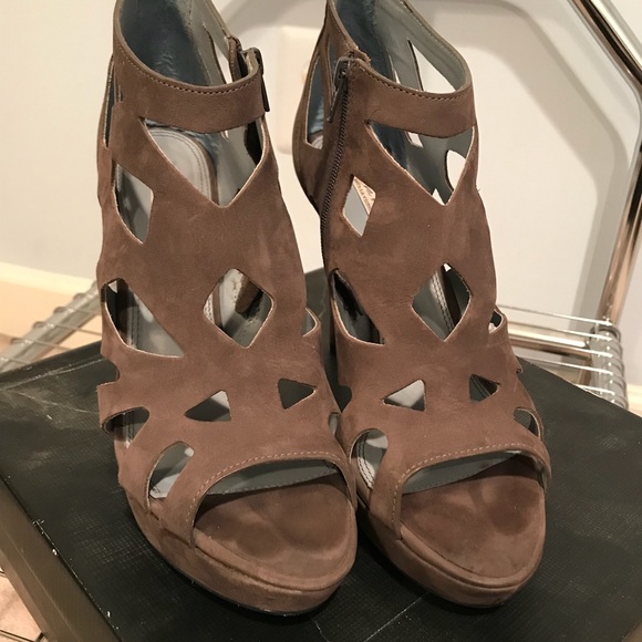 Pour La Victoire Gray Lattice Heels - Picture 2 of 4